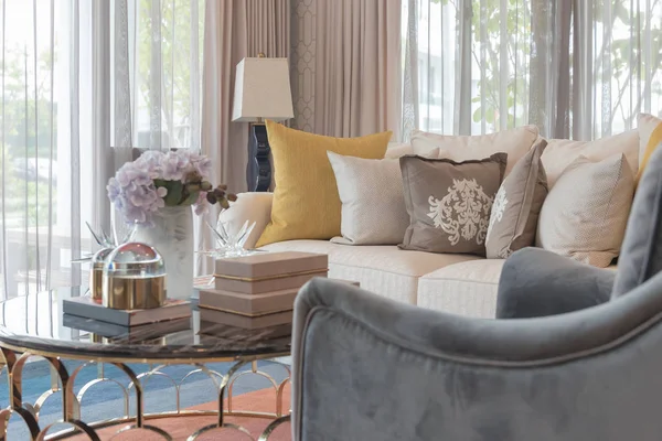 Klasická bílá elegance pohovka v obývacím pokoji — Stock fotografie