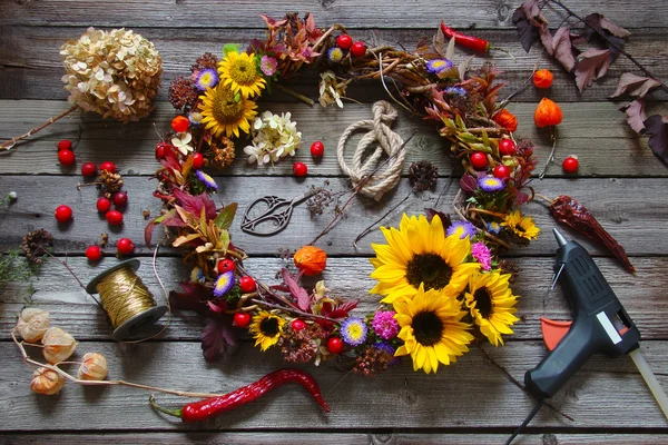 Φθινοπωρινό στεφάνι με ζωντανές λουλούδια και αποξηραμένα λουλούδια — Φωτογραφία Αρχείου