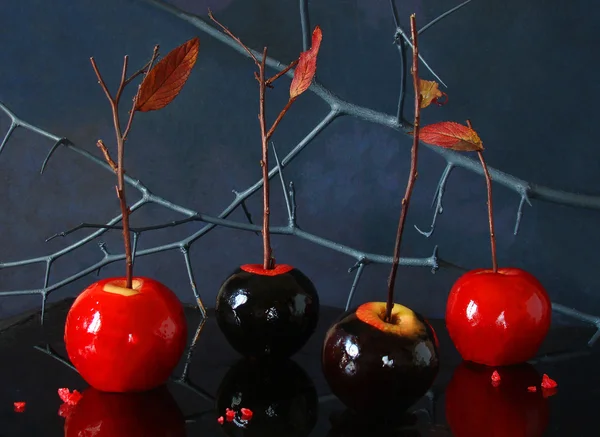 Cadılar Bayramı için bir çubuk üzerinde ev yapımı karamel elmalar