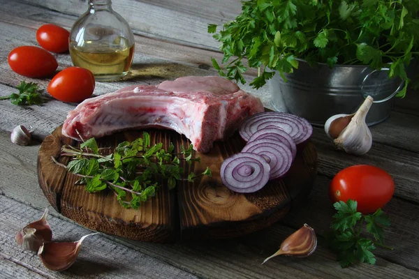 Carne cruda con verduras y verduras — Foto de Stock