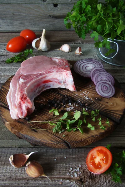 Carne cruda con verduras y verduras — Foto de Stock