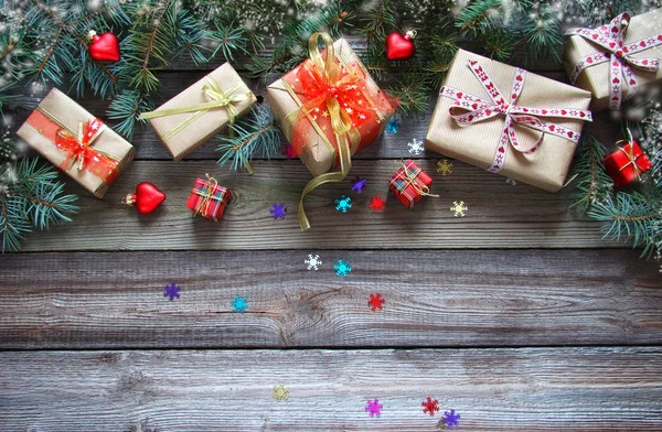 Fundo de Natal com decorações e caixas de presente em madeira b — Fotografia de Stock