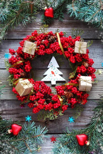 Fundo de Natal com decorações e caixas de presente em madeira b — Fotografia de Stock