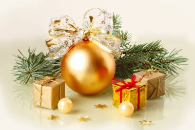 Ayna beyaz arka plan üzerinde Noel süsleri