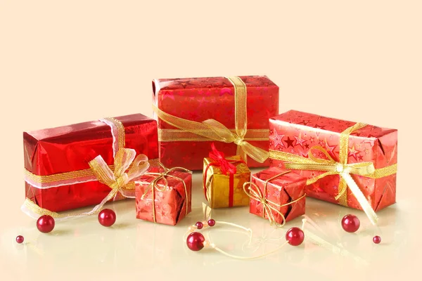 Caja de regalo roja Decoraciones de Navidad sobre espejo fondo blanco — Foto de Stock