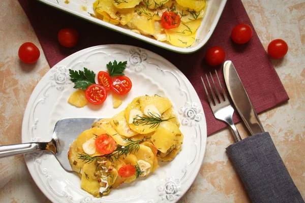 Zapiekanka ziemniaczana z serem, krem, pomidorów i ziół — Zdjęcie stockowe