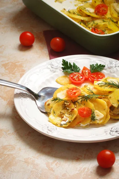 Zapiekanka ziemniaczana z serem, krem, pomidorów i ziół — Zdjęcie stockowe