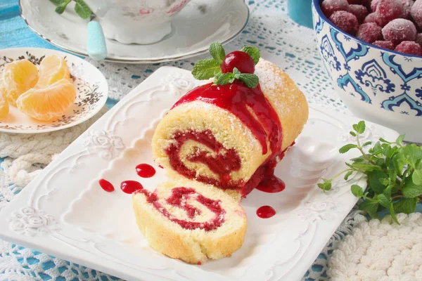 Biscotto con confettura di frutti di bosco e ciliegie — Foto Stock