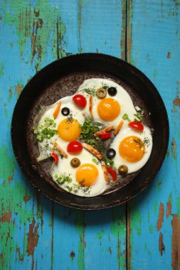 Kızarmış yumurta dökme demir tava biber, domates, Kapari, o