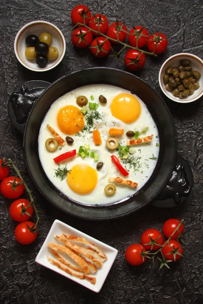 Kızarmış yumurta dökme demir tava biber, domates, Kapari, o