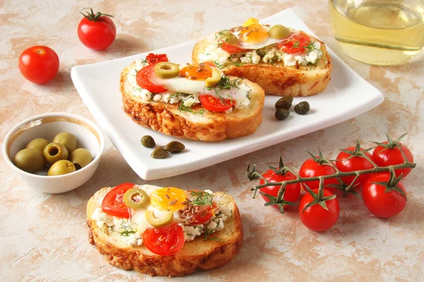 Bruschetta, crostini ile krem peynir, domates ile o