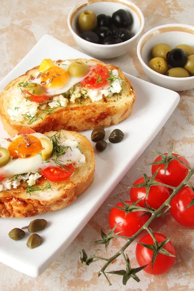 Bruschetta, crostini ile krem peynir, domates ile o