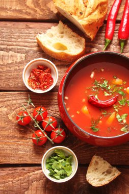 domates çorbası kırmızı biber, tatlı biber, sarımsak, otlar ile bir