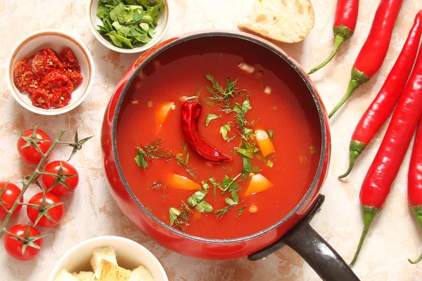 domates çorbası kırmızı biber, tatlı biber, sarımsak, otlar ile bir