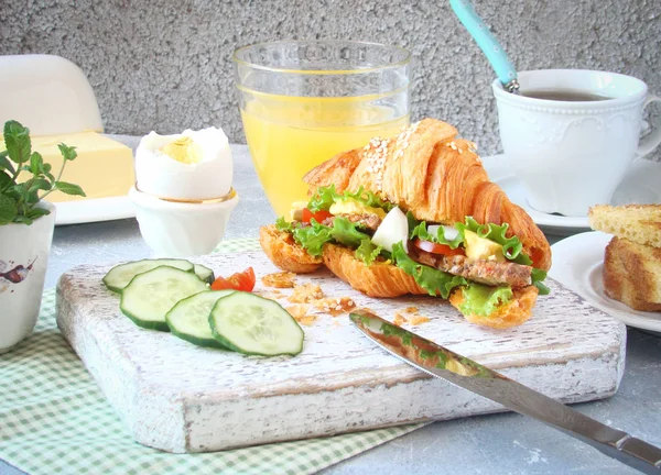 kruvasan sandviç taze marul, yumurta, domates, salatalık