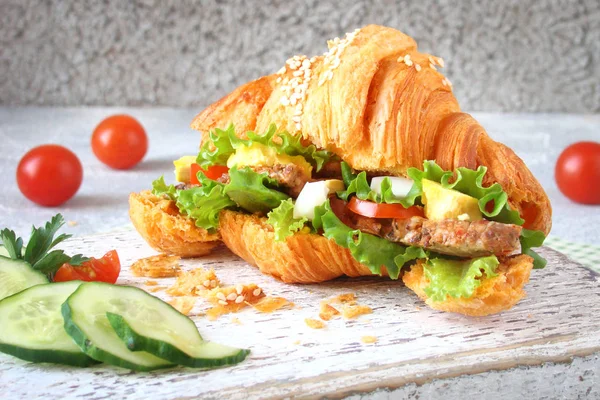 kruvasan sandviç taze marul, yumurta, domates, salatalık