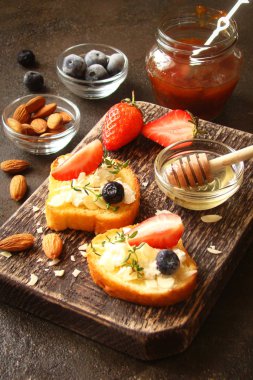 Krem peynir, taze çilek, badem fl ile kahvaltı tost