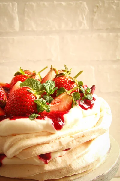 Torta Pavlova con fragole fresche — Foto Stock