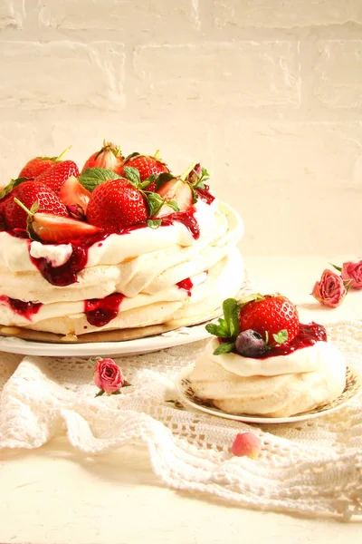 Torta Pavlova con fragole fresche — Foto Stock