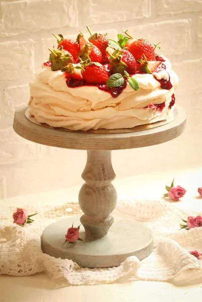 Tarta Pavlova con fresas frescas —  Fotos de Stock