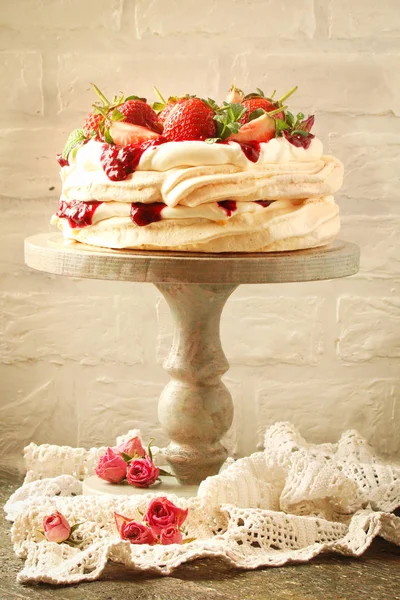 用新鲜的草莓蛋糕帕夫洛娃 — 图库照片