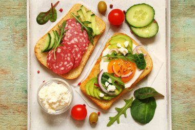 Tost krem peynir, ricotta, otlar, sosis, avokado, yumurta ile, 