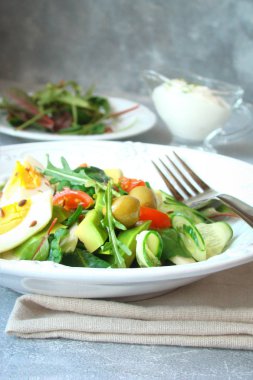 Avokado, otlar, ıspanak, soğan, yumurta, tomat vejetaryen salatası