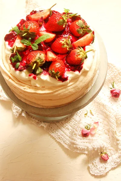 Cake Pavlova with fresh strawberries — Stock Photo, Image