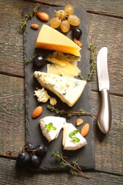 Peynir tabağı Parmesan. Camembert, Gorgonzola üzüm ve n