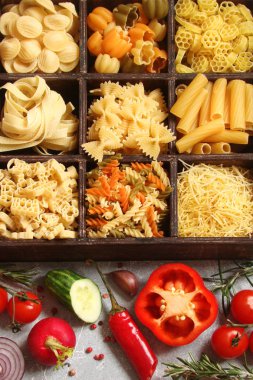 Farklı sebze, baharatlar ve otlar ahşap kutusu used ile makarna