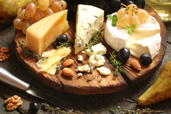 Plateau de fromage parmesan. Camembert, Gorgonzola aux raisins et n — Photo