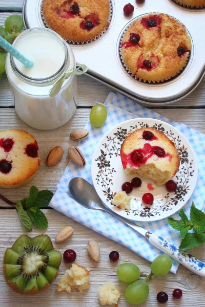 Muffin con mirtilli rossi, frutta e latte per la colazione — Foto Stock