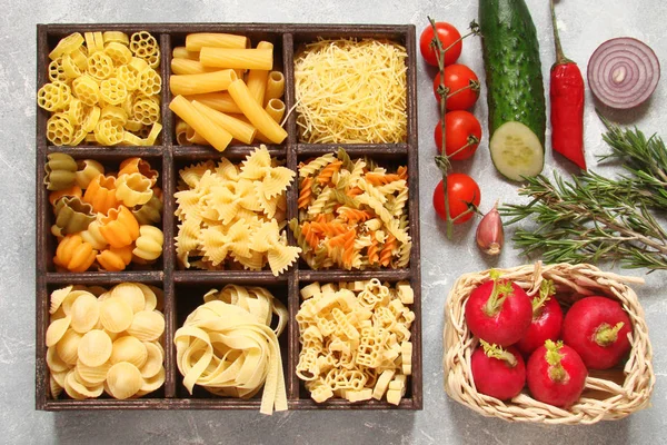 Sebze, baharatlar ve otlar ahşap hücrelerdeki ile makarna