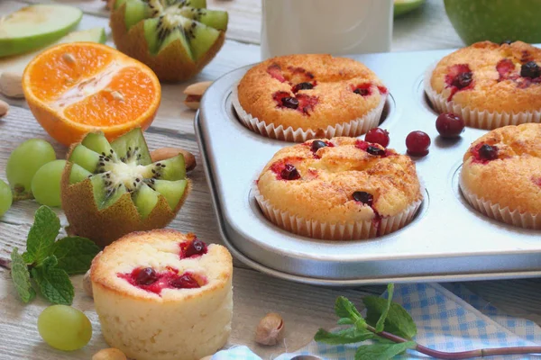 Муффіни з журавлиною, фруктами та молоком на сніданок — стокове фото