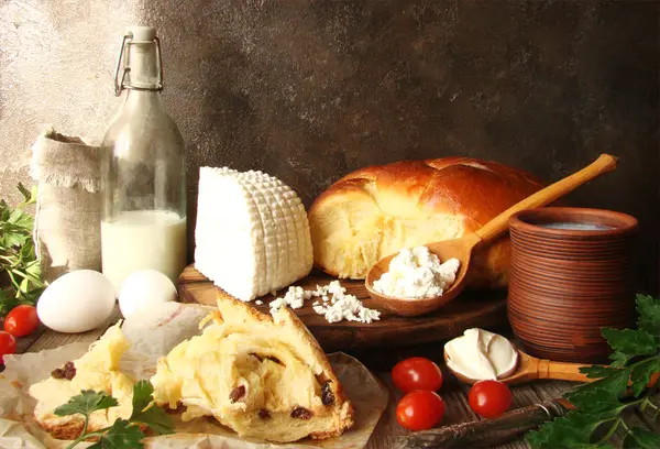 Formaggio fatto in casa, pane fresco, latte rustico e fiocchi di latte, così — Foto Stock