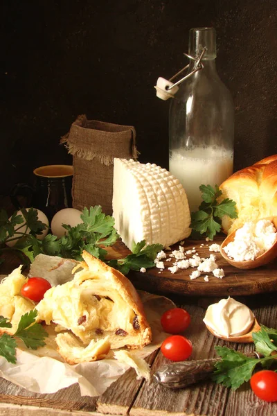 Domowej roboty ser, świeży chleb, rustykalne mleka i twarogu, tak — Zdjęcie stockowe