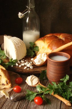 Ev yapımı peynir, taze ekmek, rustik süt ve peynir, yani