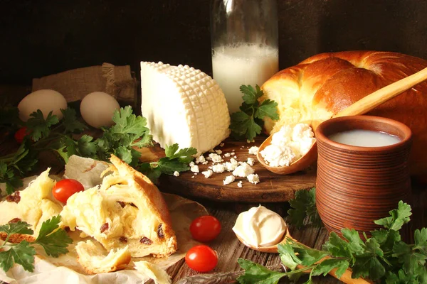 Domowej roboty ser, świeży chleb, rustykalne mleka i twarogu, tak — Zdjęcie stockowe