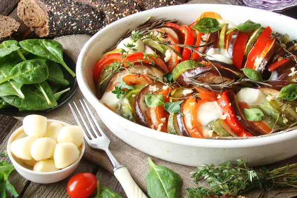 Ratatouille biber, kabak, patlıcan, domates ve otlar ile