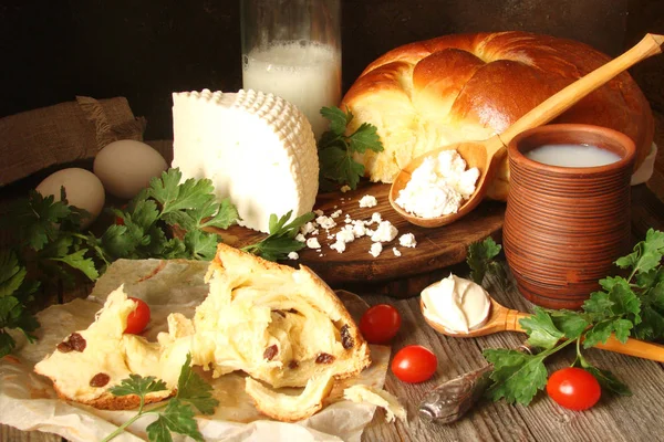 Домашний сыр, свежий хлеб, деревенское молоко и творог, так — стоковое фото