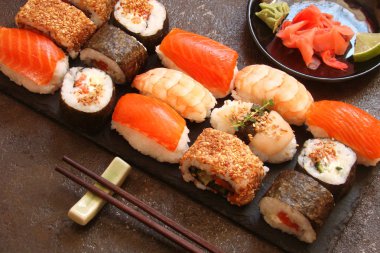 suşi ve suşi rulo, suşi nigiri taş plaka üzerinde