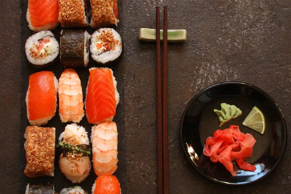 suşi ve suşi rulo, suşi nigiri taş plaka üzerinde