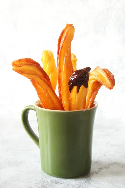 Churro çikolatalı pasta tatlı ile