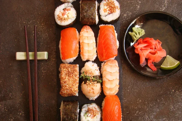suşi ve suşi rulo, suşi nigiri taş plaka üzerinde