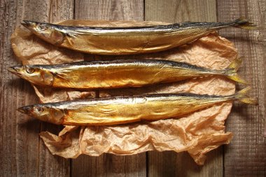 Ahşap arka plan üzerinde füme balık saury