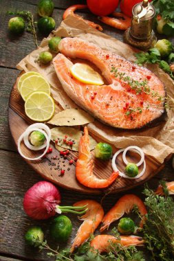 Somon balığı ve Yeşiller, kireç ve bir rus sebze ile karides