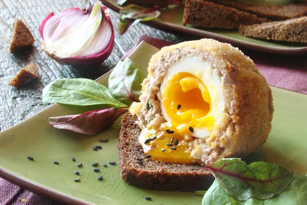 Viski yumurta yeşil kabı üzerindeki otlar ile