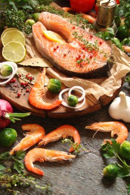 Somon balığı ve Yeşiller, kireç ve bir rus sebze ile karides