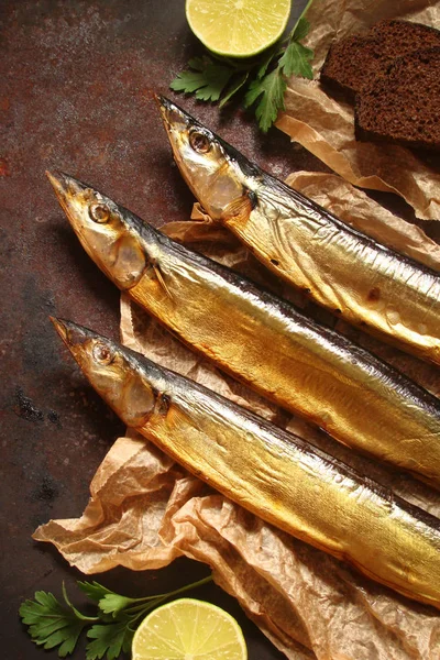 Kağıt ve beton arka plan füme balık saury