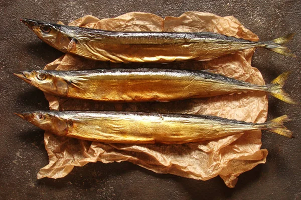 Kağıt ve beton arka plan füme balık saury